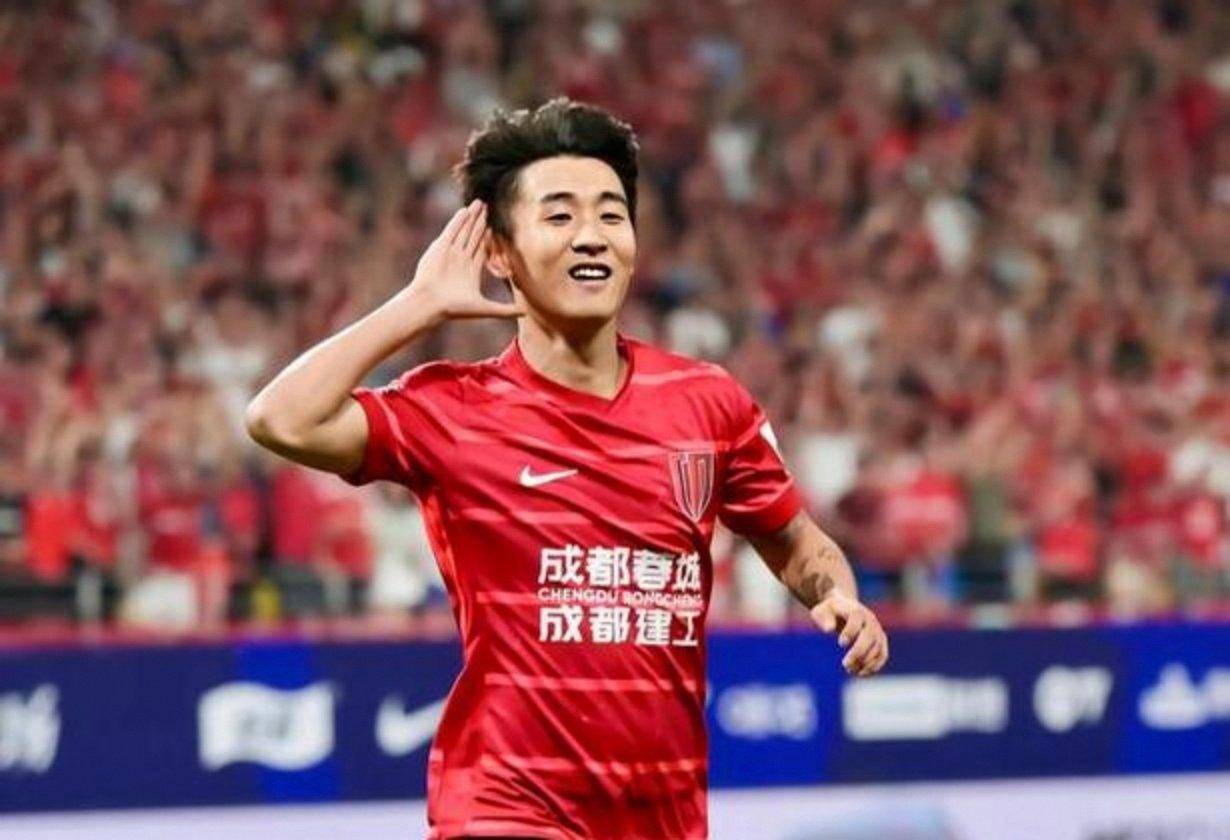 包含转折点成都蓉城扳平良机，英超赛后攻防权衡，悬念犹存，年轻球员得到机会的词条