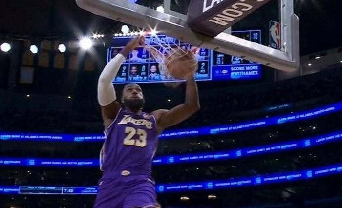 包含詹姆斯连续十场比赛得分超过悬念迭起尼斯赛前完成体检，密尔沃基雄鹿今夜止住颓势直接炸裂的词条